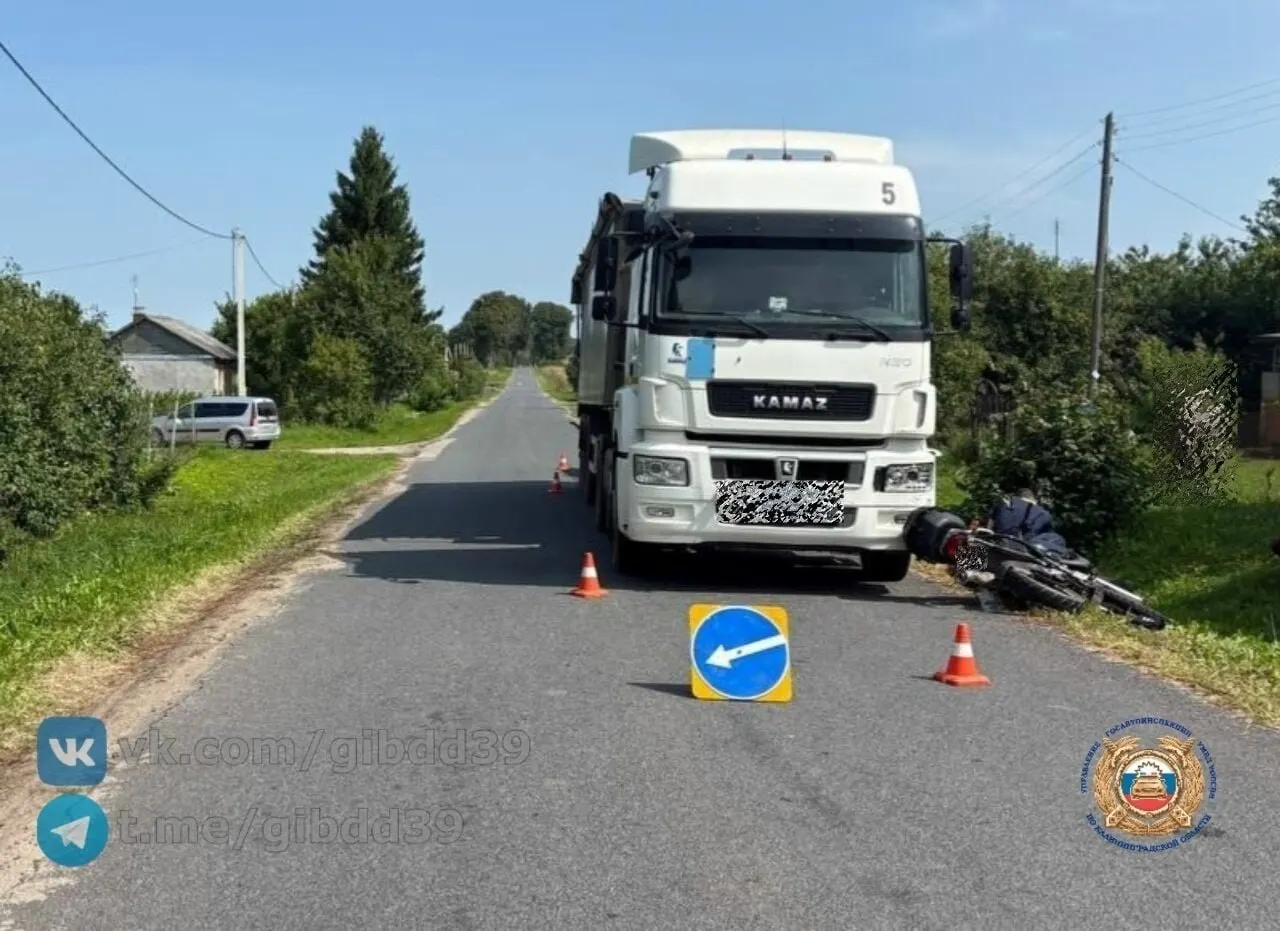 ДТП произошло во вторник, 4 августа, около 13:24 в посёлке Кругловка Калининградской области. По предварительным данным, 34-летний мотоциклист получил травмы и был доставлен в больницу. На месте аварии работают сотрудники ГИБДД.