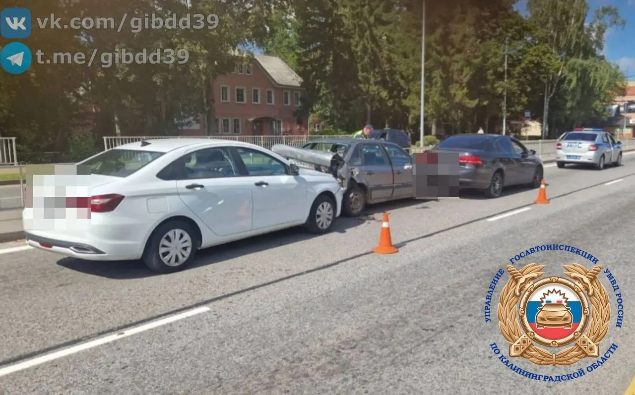 В Гурьевске Lada врезалась в остановившуюся машину и спровоцировала цепную аварию. Пострадал водитель, расследование проводится сотрудниками полиции.