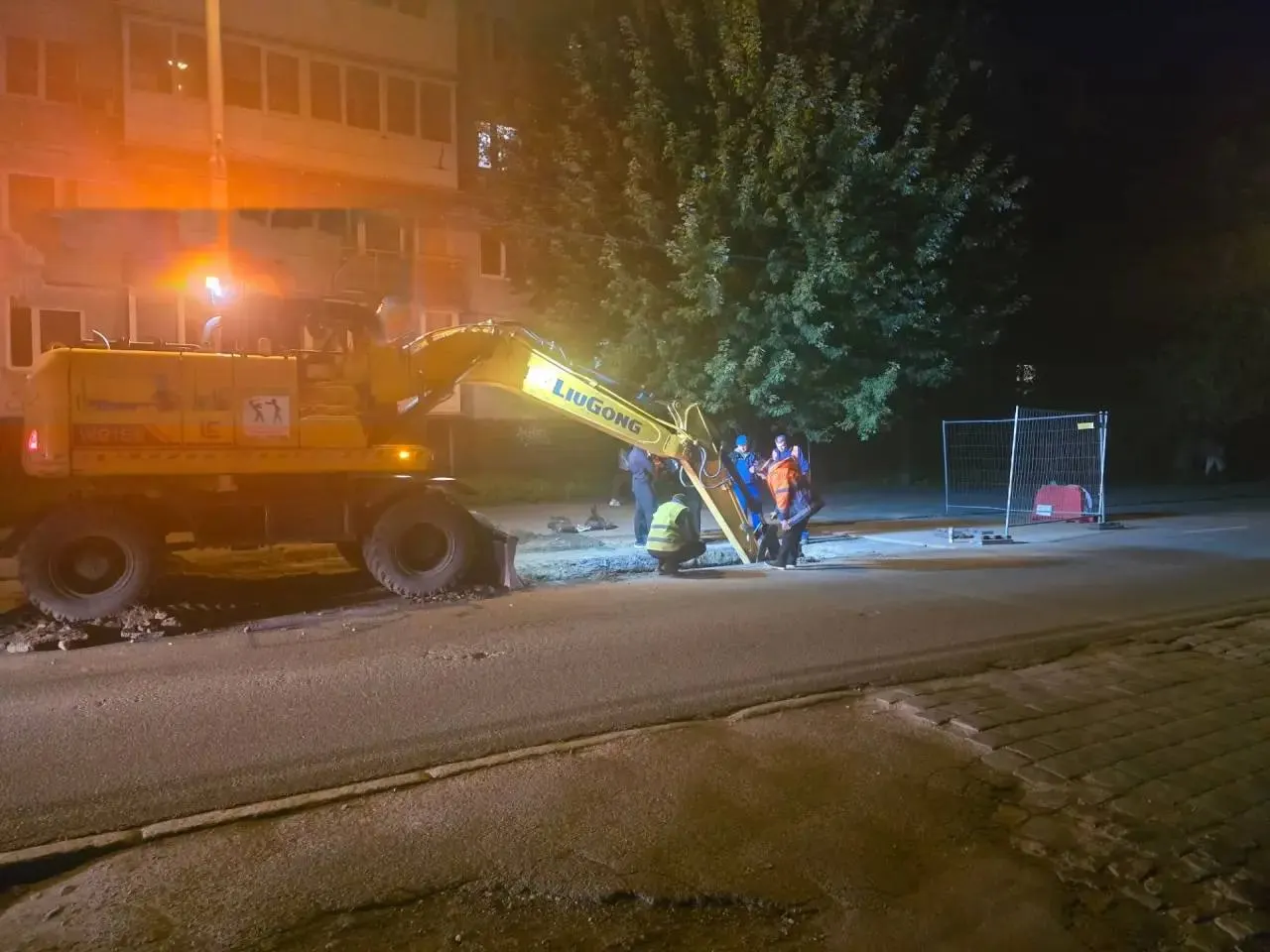 Из-за аварии на коммунальном объекте перекрыта одна полоса; на месте работают аварийные бригады, движение организуют по знакам, водителей просят выбрать обходной путь.