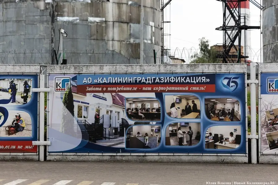 Перенос газовых колонок требует разработки проекта и капитального ремонта, что сложно для жителей довоенных домов; выход — переход на электрические бойлеры, что увеличивает счета за электроэнергию.