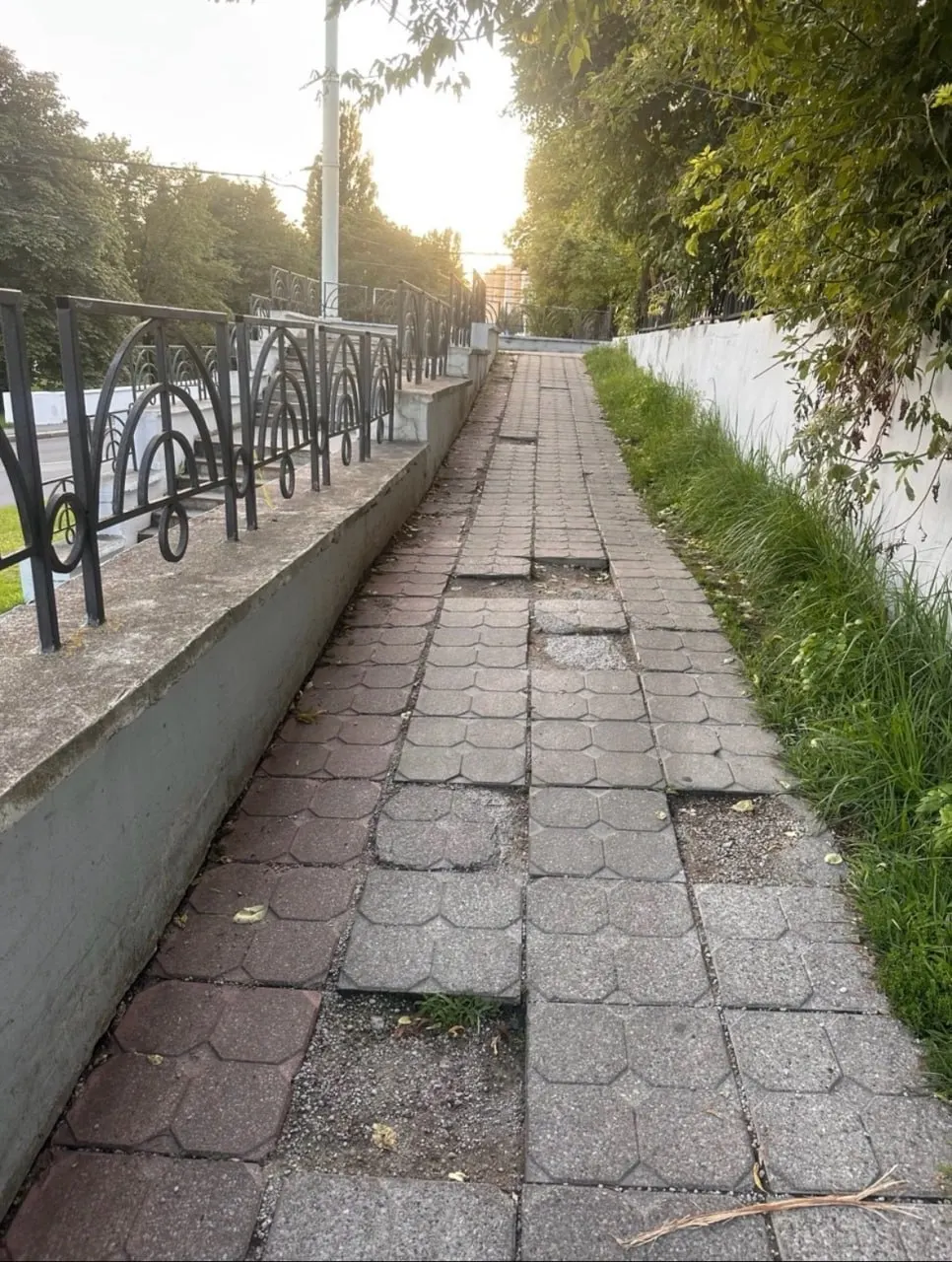 Женщина сломала ногу на спуске для велосипедистов возле бывшего Дома Советов; ремонт участка запланирован на 2027 год, власти обещают меры.