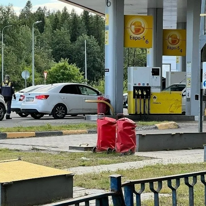 На заправке в городе произошел конфликт: нападавший агрессивно повлиял на пожилую пару, у женщины возник приступ аритмии; помощь оказана своевременно.