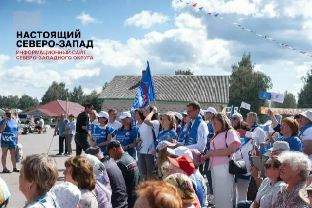 На Дне села в Кичменгском Городке жители заметили присутствие представителей партии, которые присоединились к гуляниям, вызывая вопросы местных.