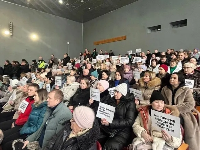 Суд в Москве удовлетворил иск местных жителей к Росприроднадзору об аннулировании заключения госэкспертизы на проект мусоросортировочного комплекса возле города; спор касается отходов и экологии.