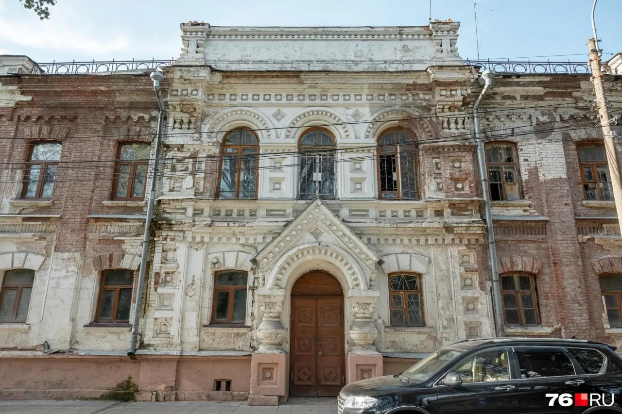 Жители требуют ускорить сохранение памятника архитектуры 1883 года; на объекте началось обследование фундамента по выданному разрешению.