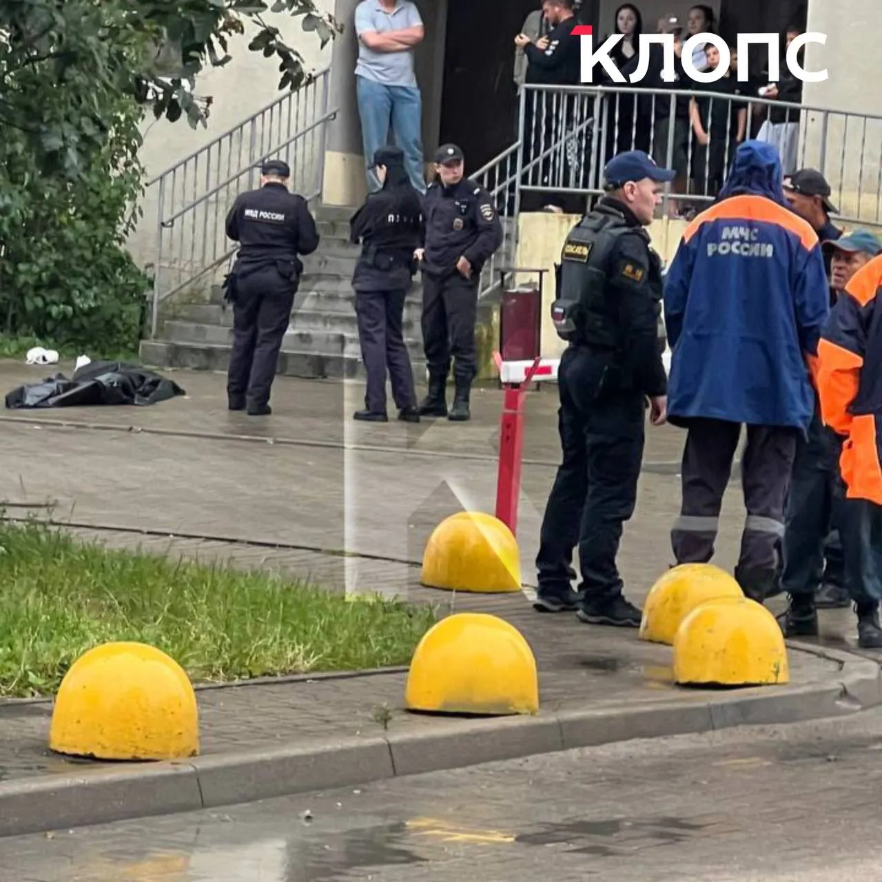 Тело женщины 1988 года рождения найдено около 17:00 под общим балконом; на место прибыли спасатели и полицейские, обстоятельства происшествия выясняются.