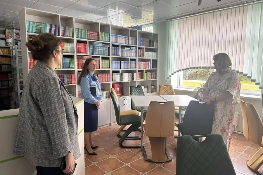После расторжения контракта с подрядчиком работы ведутся силами других организаций; в августе обнаружены протечки кровли.
