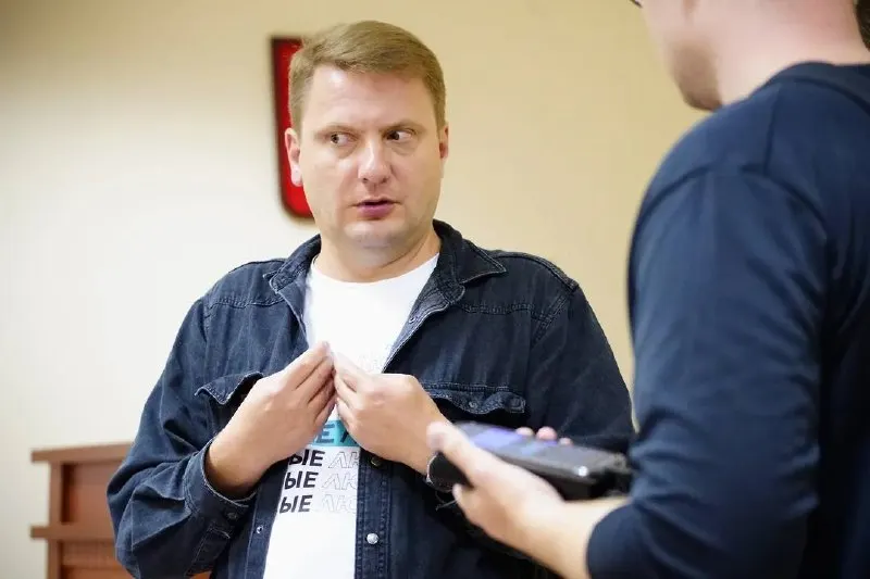 Суд принял решение по делу Михаила Амосова: кандидат Юрий Куликов восстановил свою регистрацию на выборах в Законодательное собрание Санкт-Петербурга; спор касался ролика с использованием музыки без указания автора.
