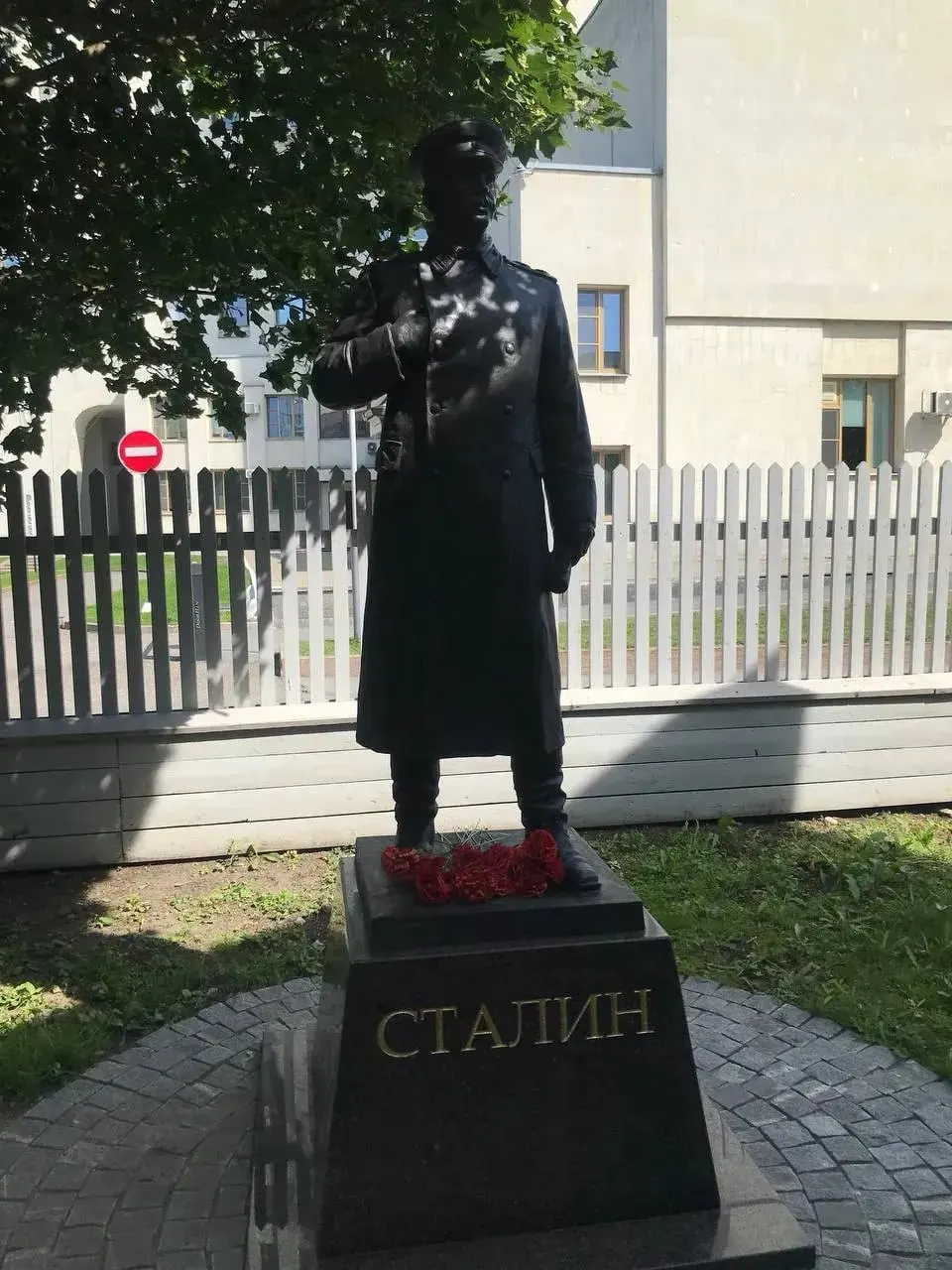 В Вологде провели первую пешеходную экскурсию «Глазами Сталина» — маршрут проходит через музей «Вологодская ссылка» и места, где будущий лидер жил в ссылке. Гиды не затрагивали тему репрессий, делая акцент на бытовых эпизодах и романах; желающих было немного.
