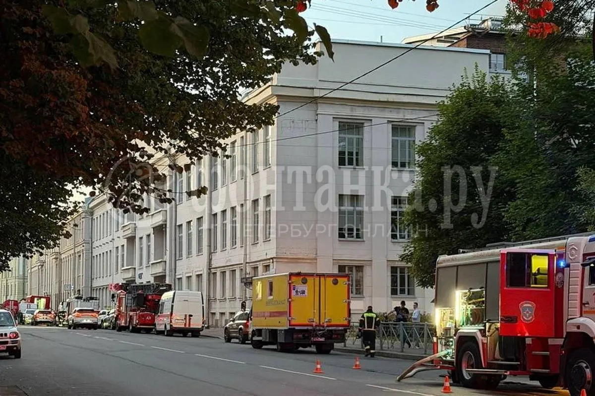 Пожар у Финляндского вокзала тушат; данные о пострадавших и причинах пока не установлены.