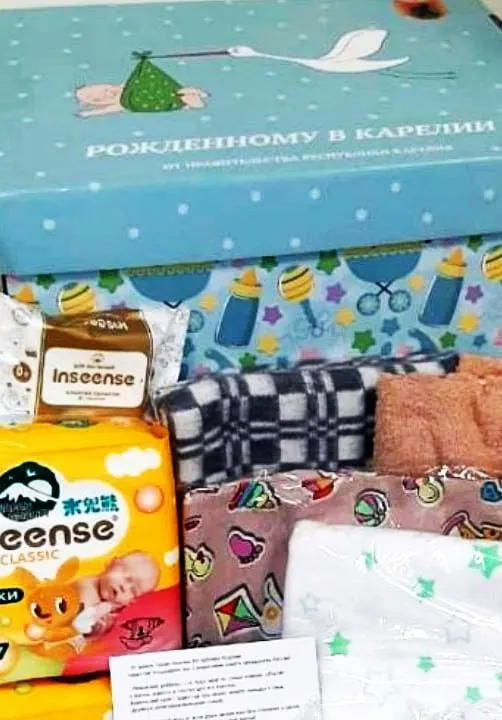 Из-за нехватки финансирования выдача подарочных наборов новорожденным временно прекращена; возобновление ожидается после утверждения финансирования и проведения закупочных процедур.
