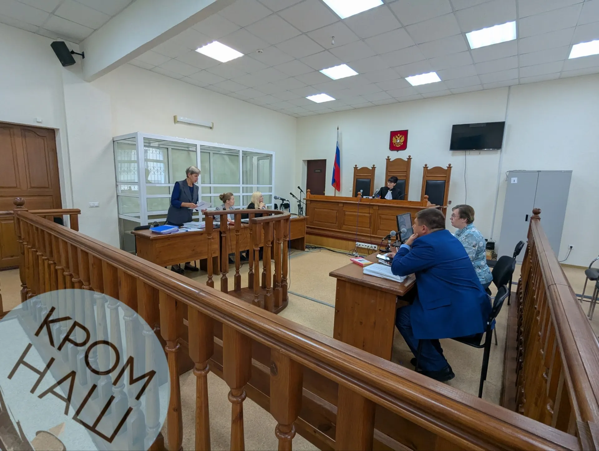 Потерпевшая рассказала о выплатах премий и передаче денег; на допросе действует запрет на фото- и видеосъемку.