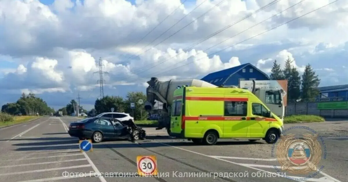 На окружной дороге региона произошло столкновение бетономешалки с Toyota; пострадал водитель легковушки.