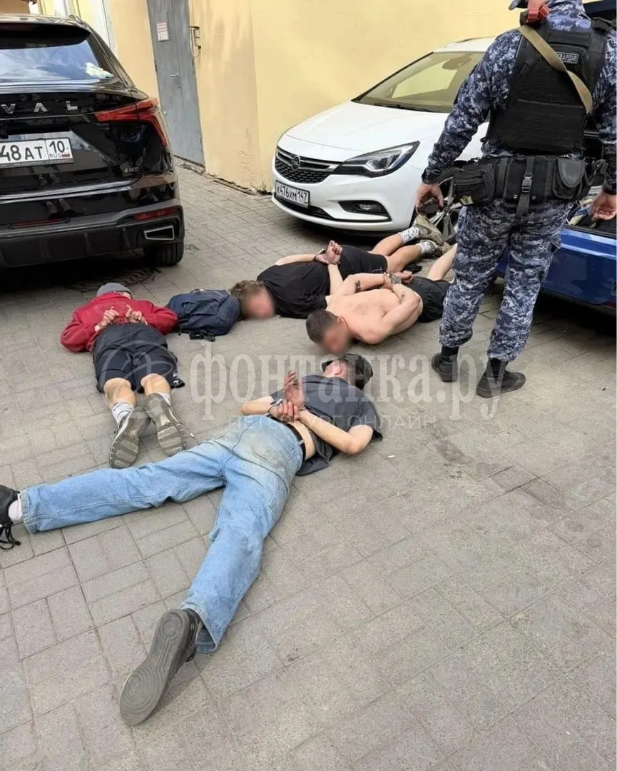 По данным полиции, компания распивала спиртное и устроила стрельбу по бутылкам во дворе. При досмотре у одного из них нашли сигнальный пистолет.