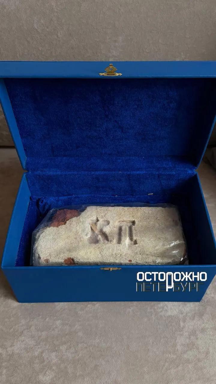 Петербурженка получила кирпич со старого храма в Хабаровске, доставленный самолётом; она планирует сохранить его как семейную реликвию.