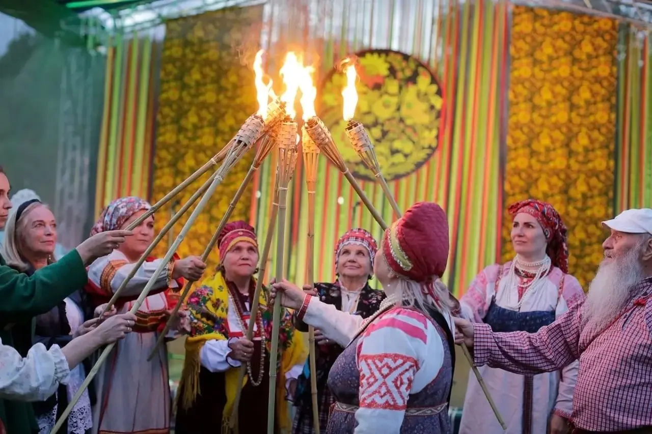 23 августа в Финском парке Пскова пройдет международный фольклорный фестиваль «Соловьиная ночь» — шествие стартует в 15:00, открытие в 16:30, завершится факельным шествием в 21:00.