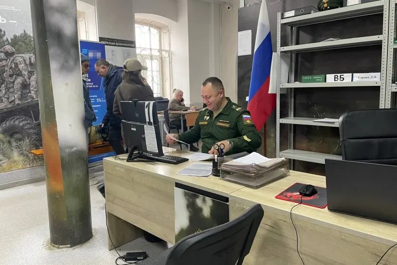 Официальные лица заявляют об отсутствии планов мобилизации, западные СМИ публикуют слухи — эксперты предупреждают о психологическом давлении.