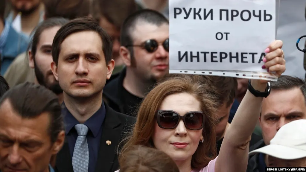 Масштабная блокировка VPN затронула десятки IP-адресов и ряд сервисов обхода блокировок. Эксперты фиксируют технические сбои, связь мер с предстоящими выборами и риски для открытого интернета.