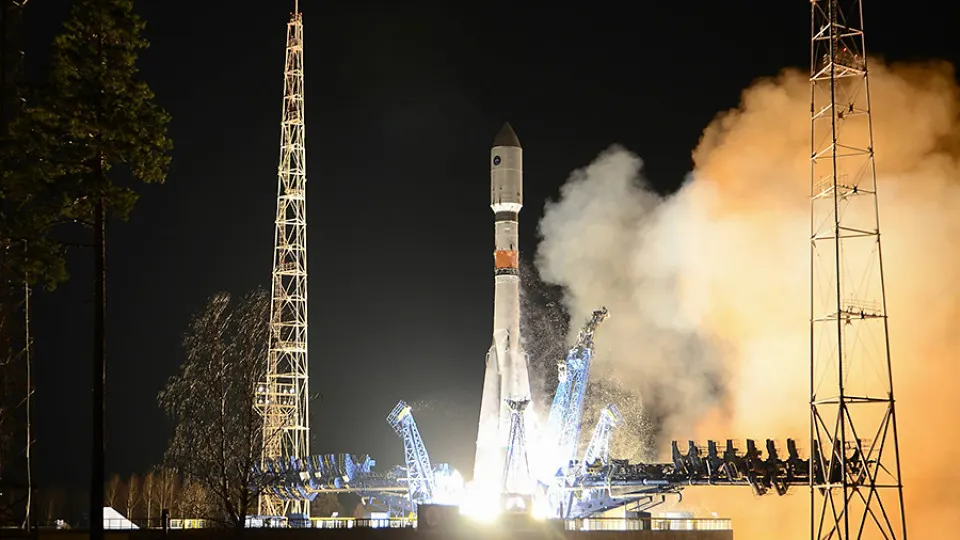Беспилотники достигли Архангельской области; власти ввели меры безопасности, зафиксированы атаки на стратегические объекты региона, в том числе на космодром.