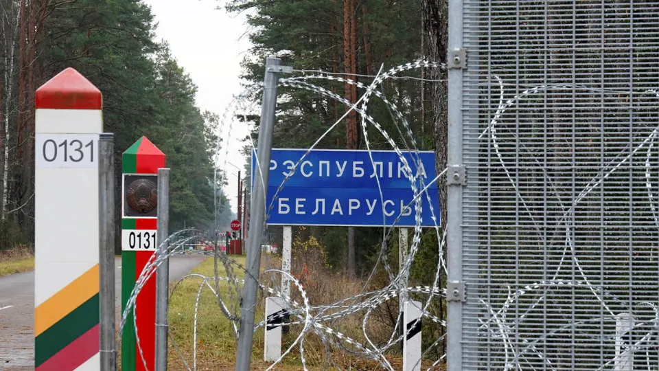 Правительство Литвы одобрило пакет мер по укреплению границы: рвы шириной около 20 м, участки до 150 м, расширение парков контрмобильности и другие шаги в рамках оборонной подготовки к 2030–2028 годам; предпринимаются меры по усилению приграничной инфраструктуры в регионе.
