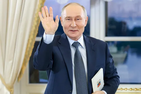 Президент России посетил Улан-Удэ и проведет заседание президиума Госсовета по вопросам транспорта. Затем он планирует визит в Новосибирск и другие регионы.