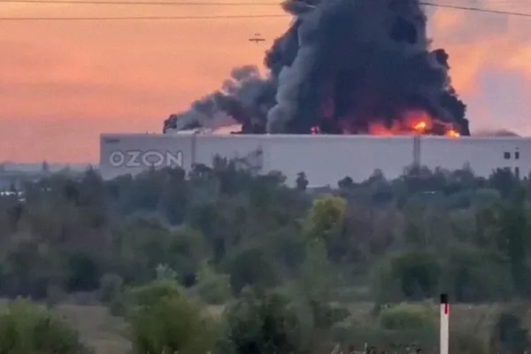 Пожар на складе ликвидирован, пострадавших нет. Атаки затронули регионы от Самары до Санкт-Петербурга.