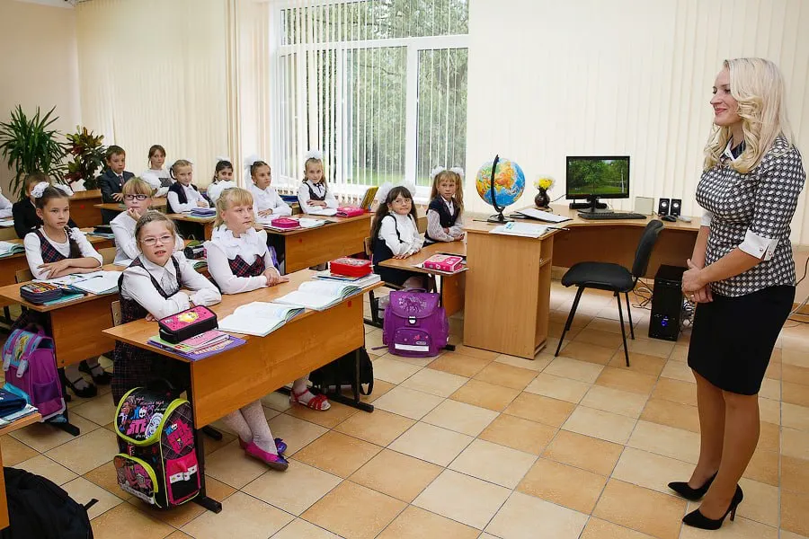 В регионе за 2026 год в педагогический состав пришло свыше 500 учителей: около 200 молодых выпускников и примерно 300 специалистов, переехавших из других регионов. Нехватка преподавателей — порядка 150–200 человек, но старт учебного года обеспечен.