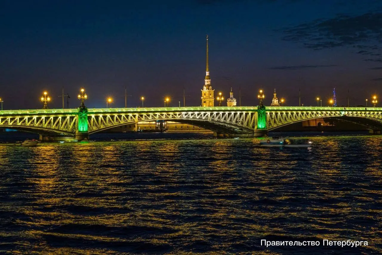 Дворцовый, Троицкий и мост Бетанкура подсветят оливково‑зелёным светом на ночь 9 августа в память о завершении Ленинградской обороны.
