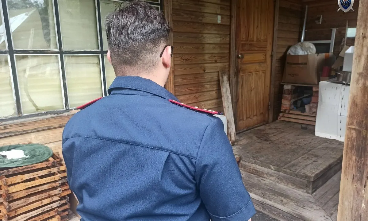 Ночью 3 августа в деревне Ууксу произошла гибель пожилого мужчины: нападавший нанес смертельные ранения и затем попытался скрыть следы.
