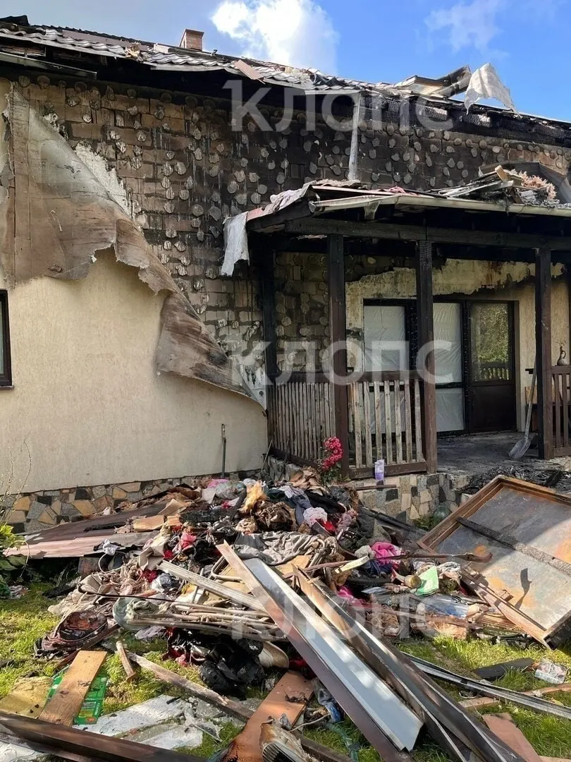 Семья из Заозерье под Калининградом потеряла дом после пожара. Сейчас она пытается привести первый этаж в порядок, собирают средства и ищут помощь.
