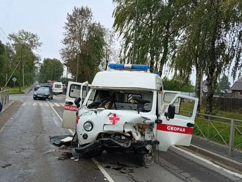 На региональной трассе произошла авария между скорой и легковым автомобилем. Пострадали водитель и фельдшер скорой, пассажиров не пострадали; проводится расследование.