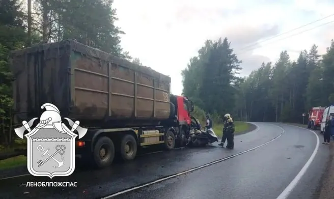В Ленинградской области мусоровоз столкнулся с легковым автомобилем; водитель такси погиб, обстоятельства аварии устанавливаются.