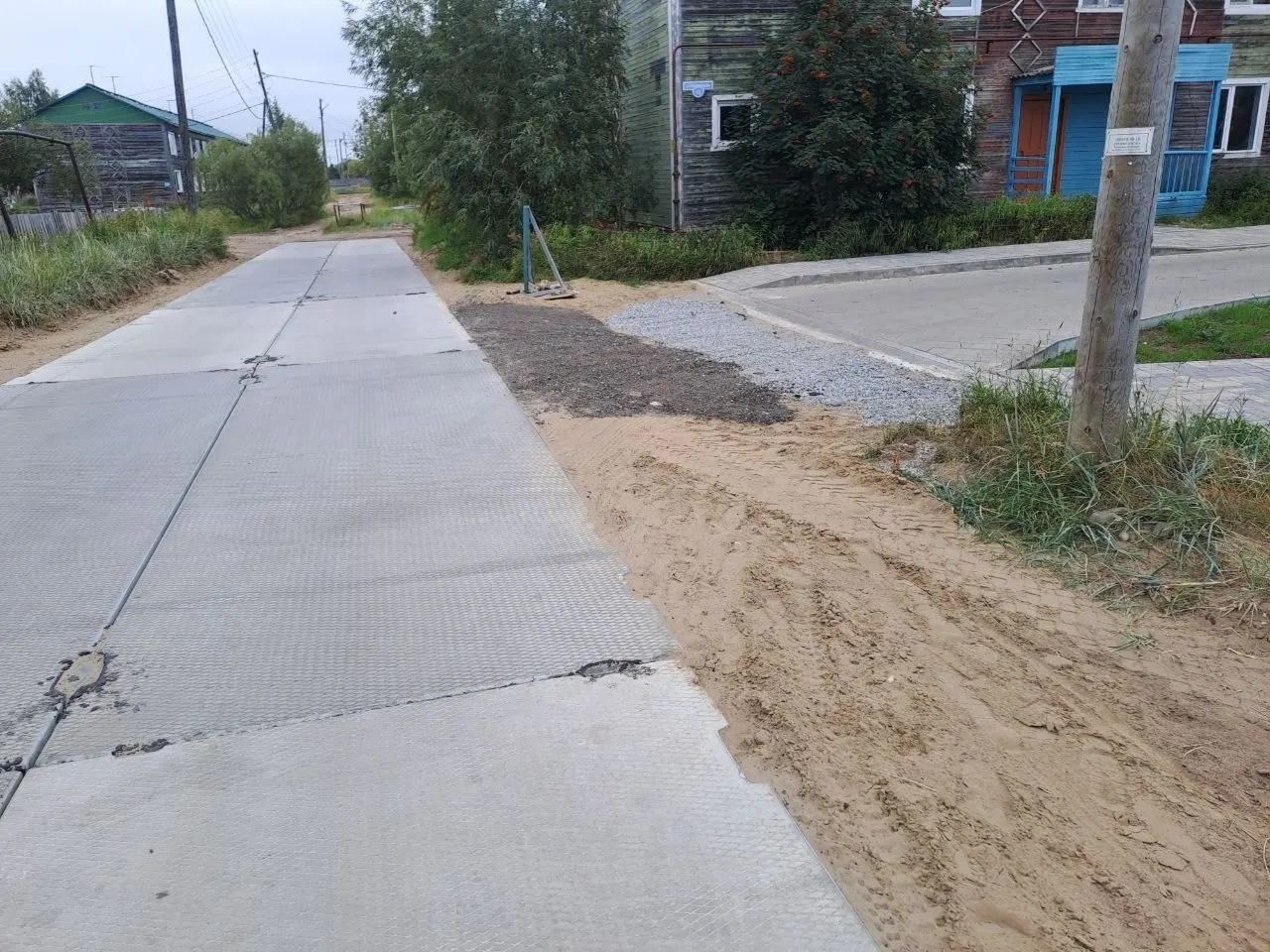 На улице Калмыкова в Ненецком автономном округе жалуются на разрозненное благоустройство: дороги с ямами и необычные конструкции над колодцами.