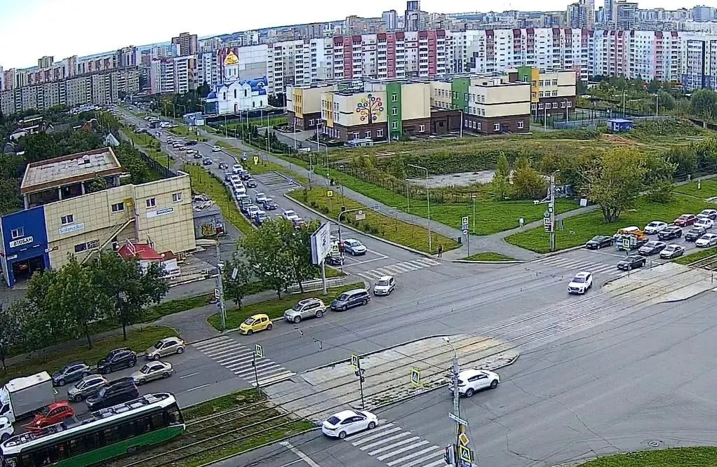 На основных направлениях Северо-Западного федерального округа фиксируются заторы: очереди у заправок и сужение дорог порождают риск обгона по встречной.