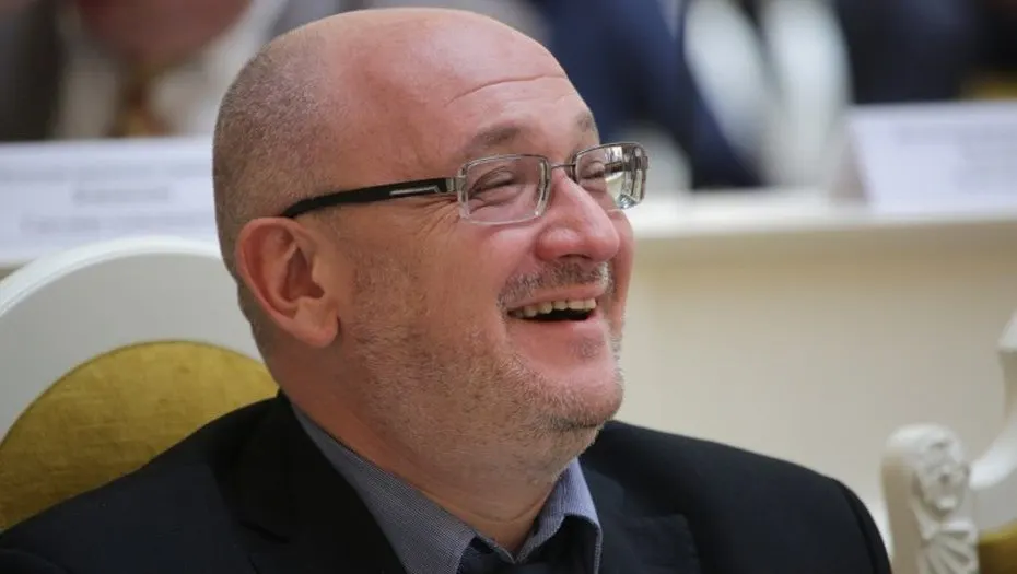 Политик Максим Резник трижды оштрафован по делу об иностранном агенте: общая сумма штрафов — 90 тысяч рублей; он проживает за пределами России с 2022 года, в 2025 году объявлен в международный розыск.