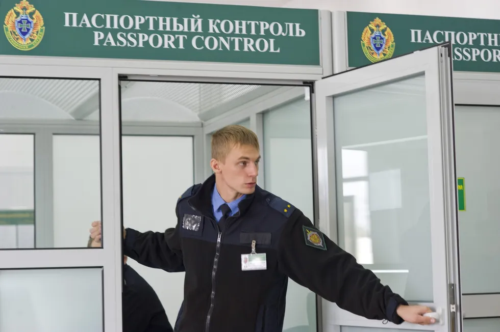 Свидетельства читателей о досмотрах, допросах и усилении контроля на границе в условиях войны; материалы отражают тревогу мигрантов и призывы к гуманности.