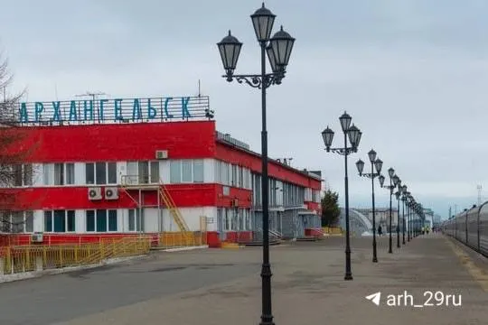 Теперь к поездам можно пройти через здание вокзала после досмотра на первом этаже; боковые лестницы используются только для выхода наружу. Железнодорожные службы обещают достаточное число досмотровых пунктов, пассажиров просят приезжать заранее.