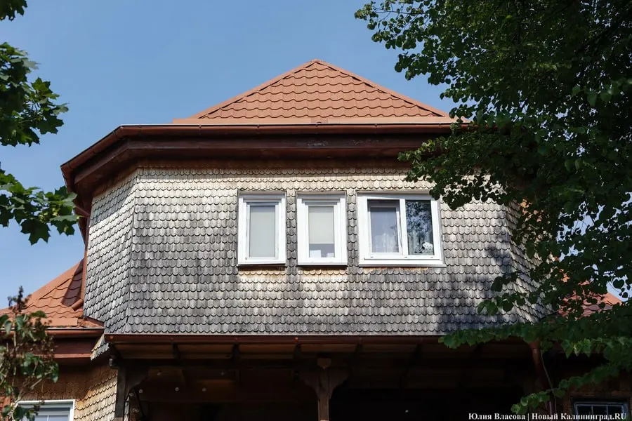 В Калининграде загорелась вилла-памятник начала XX века на переулке Грибоедова; эвакуированы 24 человека, включая 6 детей. Площадь пожара — около 80 кв. м, на месте работают 28 пожарных и 7 единиц техники.