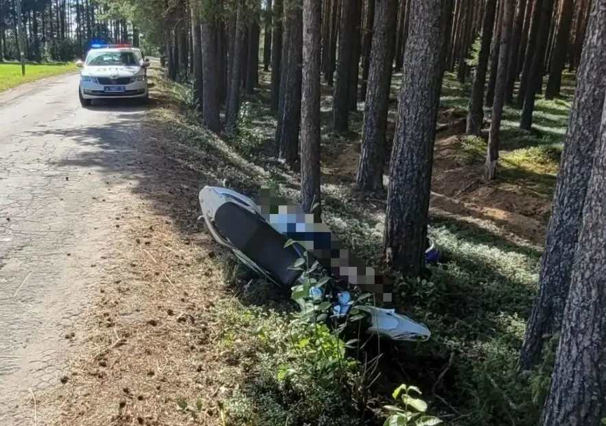 На просёлочной дороге между деревнями Нижние Виданы и Виданы мотоциклист не справился с управлением и скончался на месте; пассажирку спас отец, её состояние уточняют.