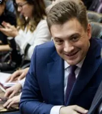 Коммунист Георгий Камнев направил обращение руководителю Минпромторга Антону Алиханову с призывом снизить цены на автомобили «АвтоВАЗа» в стране, указав, что за пределами России машины дешевле. В Белоруссии LADA Vesta дешевле примерно на 300 тысяч рублей; ситуация с Niva Legend 3D особенно актуальна для сельских жителей.