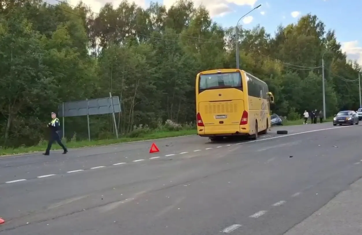 На перекрестке в Тутаевском округе Ярославской области автобус столкнулся с Renault Duster; погиб водитель легковушки, в автобусе пострадавших нет.