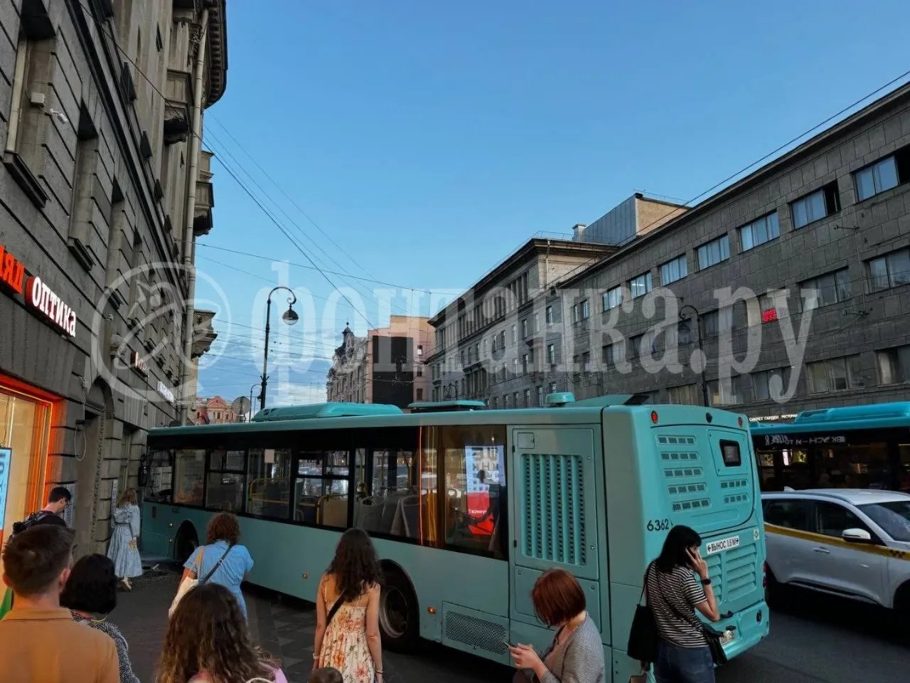 Автобус в Санкт-Петербурге столкнулся с фасадом дома рядом со станцией «Петроградская». По кадрам очевидцев видно повреждения лобового стекла и входного помещения — подробности уточняются.