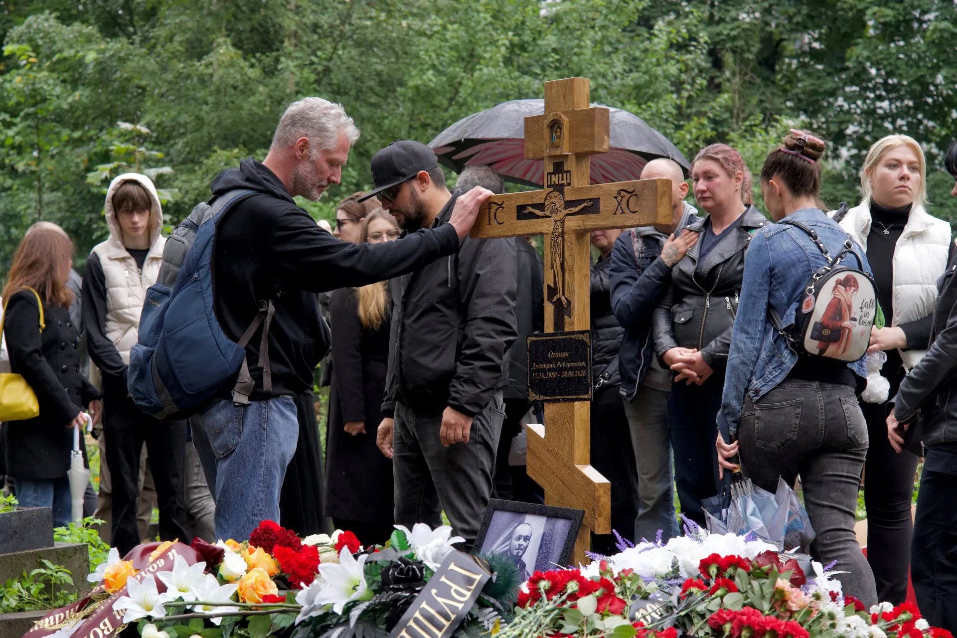 Похороны бывшего басиста Дмитрия Оганяна прошли на Смоленском кладбище; на церемонию пришли около 150 человек.