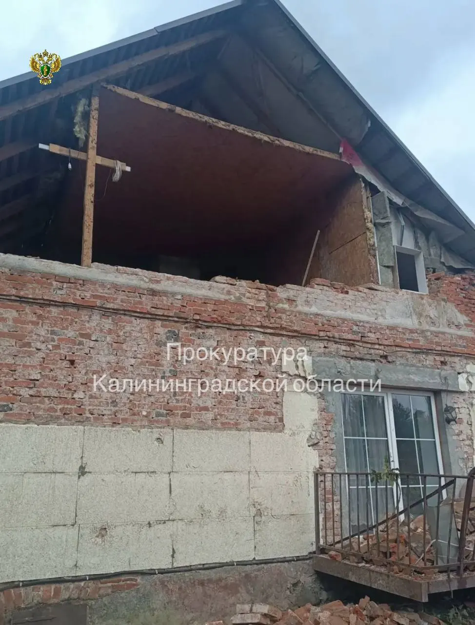 После стихии в Яблоневке частично обрушилась крыша многоквартирного дома. Три семьи проживают в здании, власти предложили временное жильё, прокуратура проводит проверку.