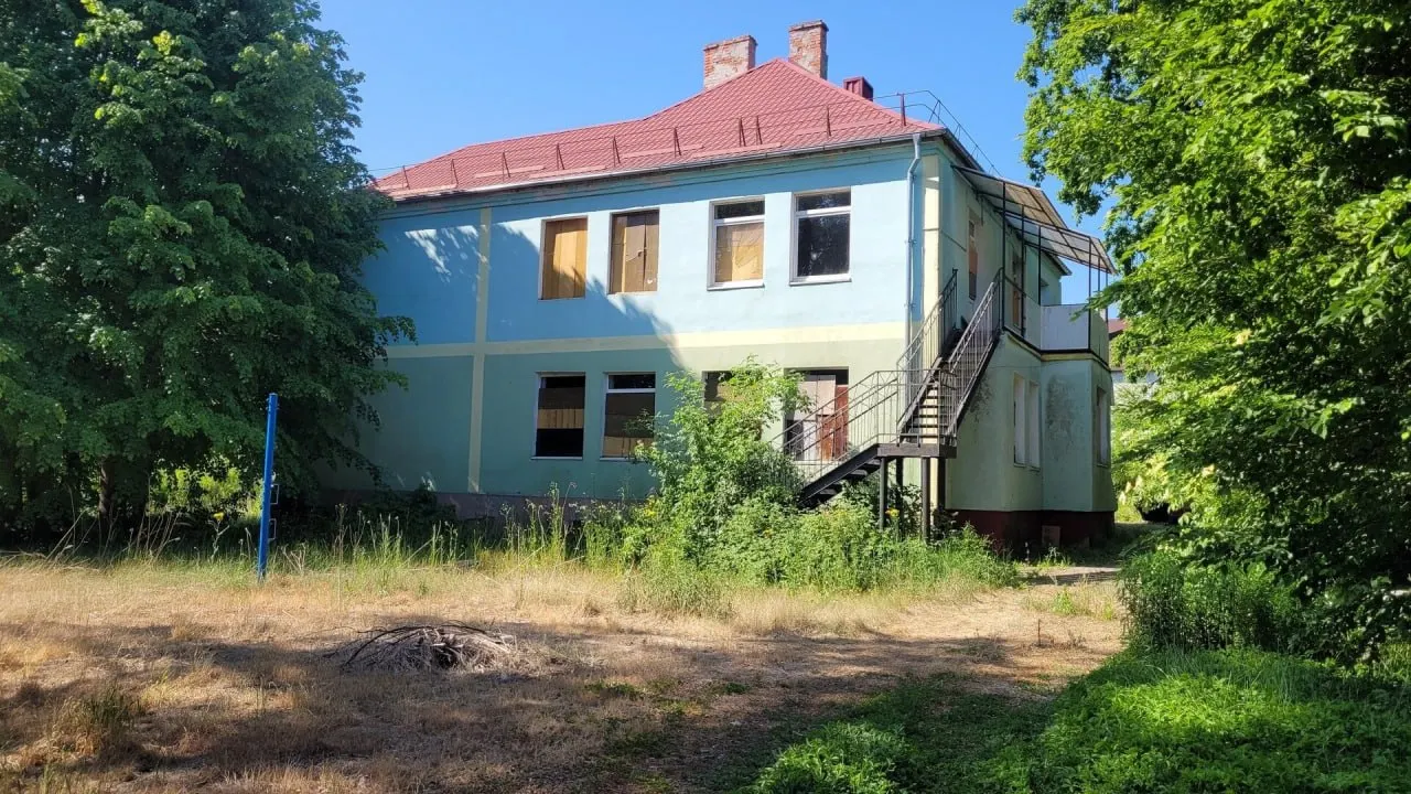 На торговой площадке выставлен нежилой дом №20 на улице Александра Невского, площадь 438,5 м², гараж и земельный участок. Начальная цена — около 8,1 млн ₽. Заявки принимаются до 29 августа. Торги пройдут по схеме публичного предложения; нижняя граница — 4 млн ₽.