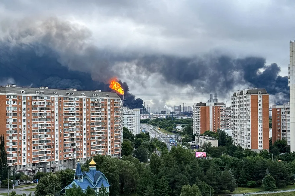 В ходе недавних дебатов эксперты обсуждают масштабы снижения переработки, доступность бензина и влияние ударов по НПЗ на экономику и повседневную жизнь граждан.