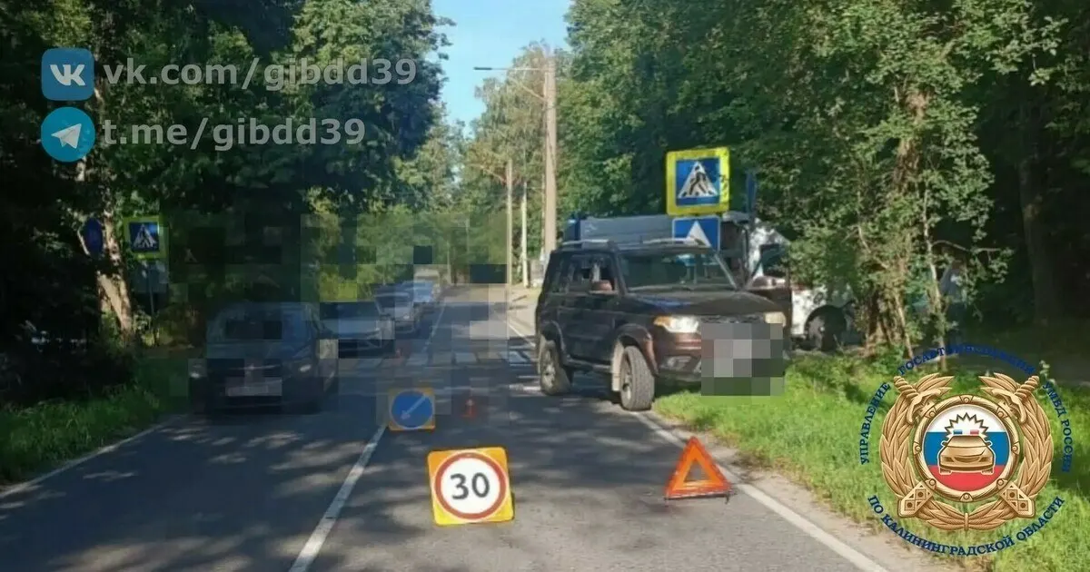 На нерегулируемом пешеходном переходе в Светлогорске УАЗ наехал на мужчину; пострадавший получил травмы. На место прибыли инспекторы ГИБДД, обстоятельства ДТП устанавливаются.