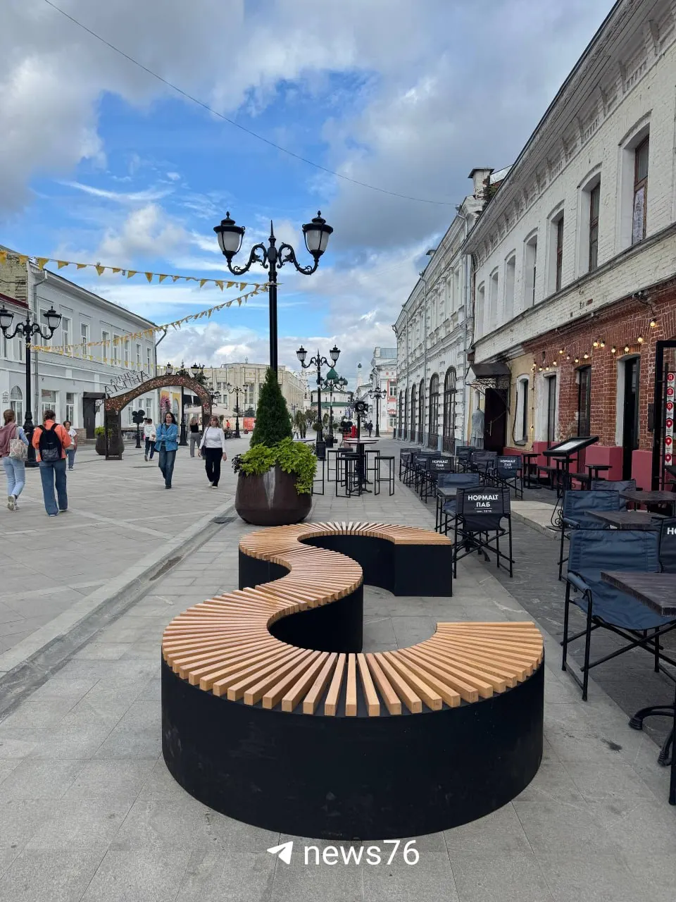 В центре города появились новые лавочки и арт-объекты, а зелень стала заметнее.