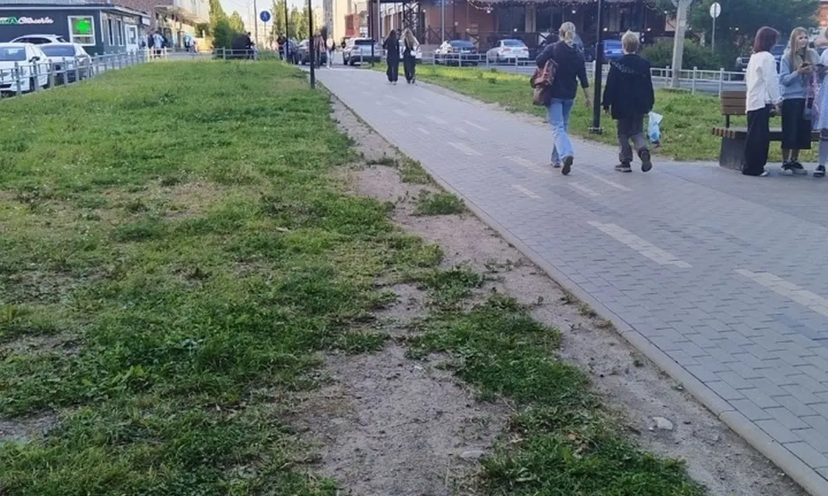 На тротуаре Петрозаводска подростки на арендованном электросамокате сбили двухлетнего мальчика; пострадавший получил травмы, проводится проверка обстоятельств ДТП.