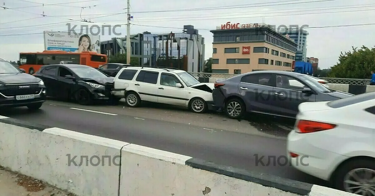 ДТП на эстакадном мосту произошло во время вечернего часа пик. На месте работают сотрудники ГИБДД; пострадавших нет.